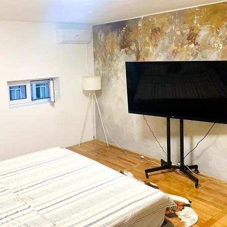City Center Square Deluxe Nest Podgorica Buitenkant foto
